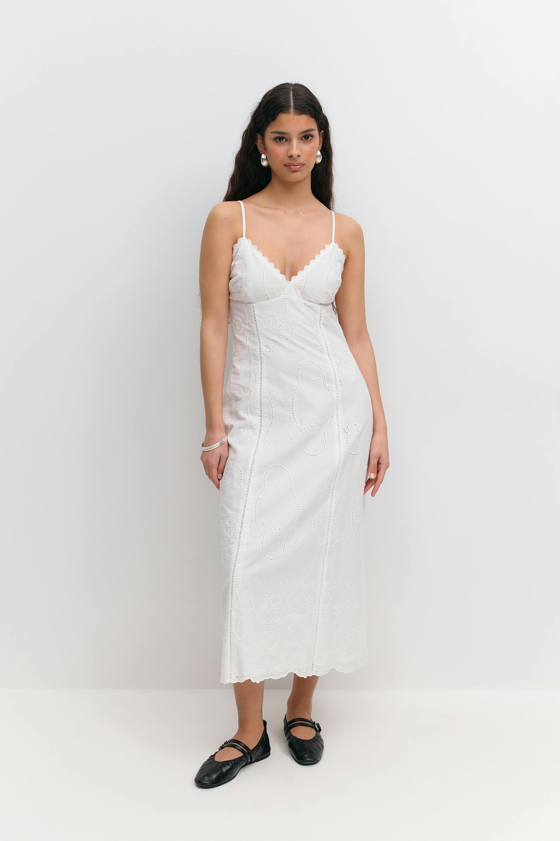 Läs mer om Gina Tricot - Broderie anglaise midi dress - midiklänningar - Vit - 34 - Dam