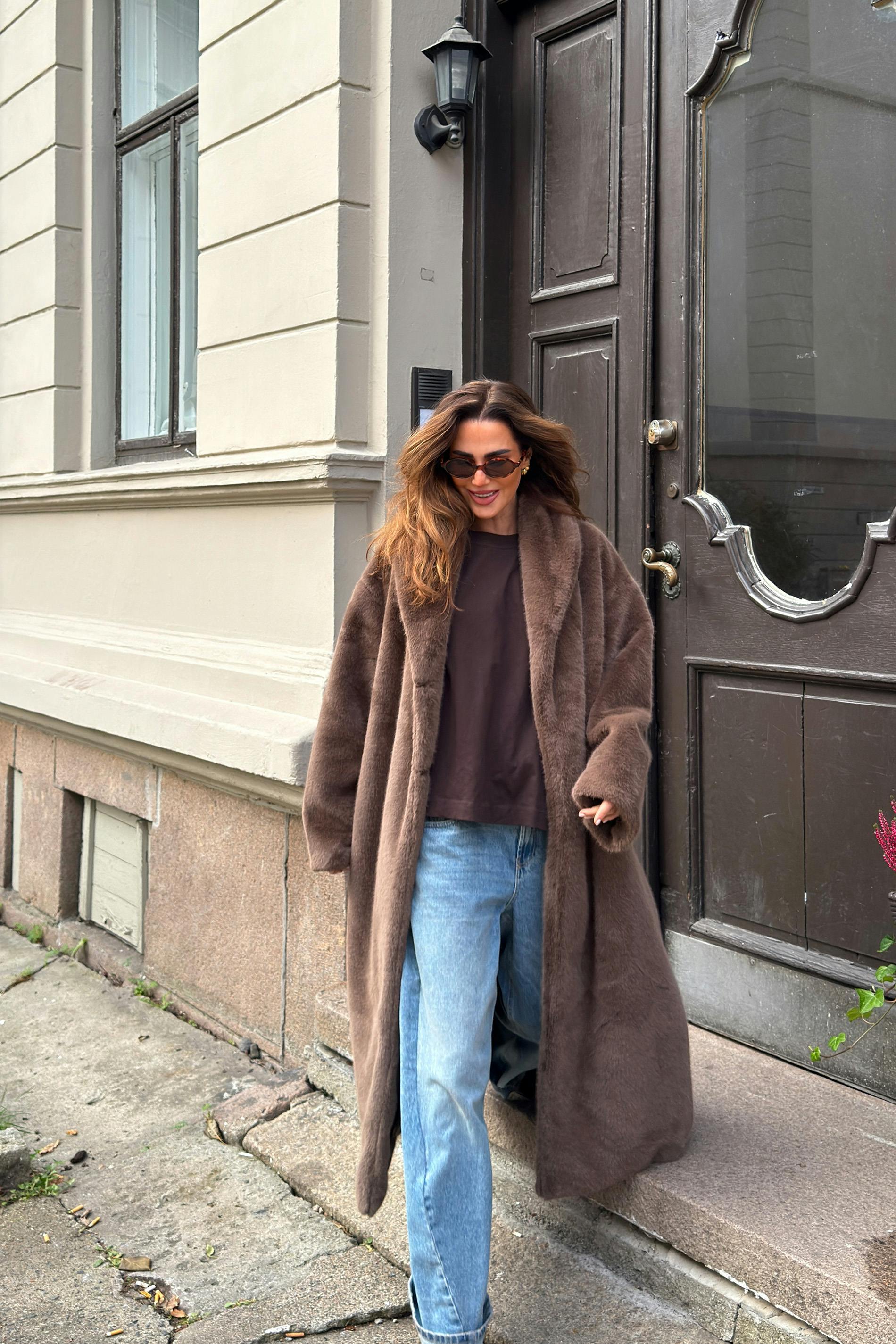 Faux fur belted long coat - Brown - Women - Gina Tricot