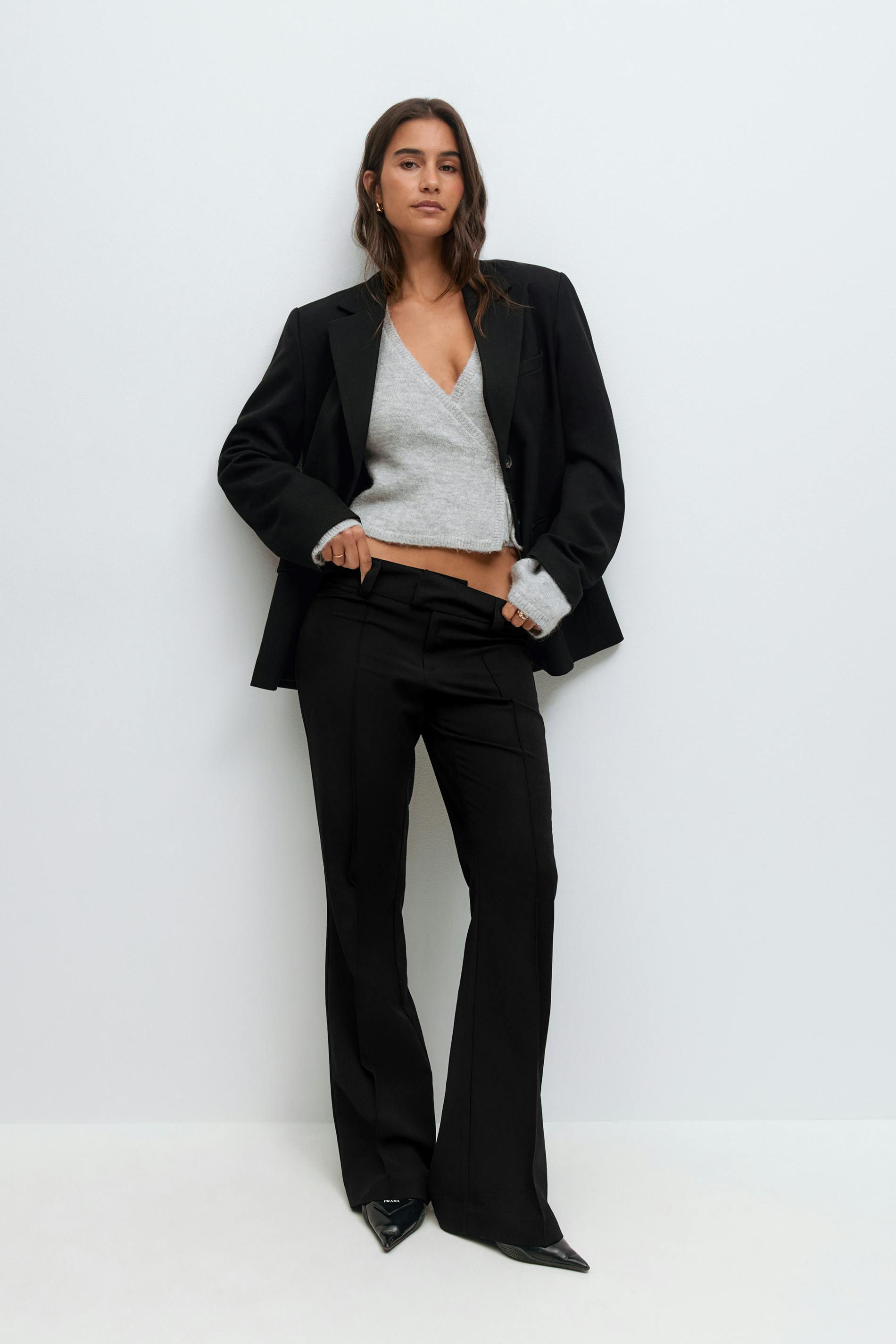 Gina Tricot - Low waist bootcut trousers - utsvingte dressbukser - Svart - 36 - Dame