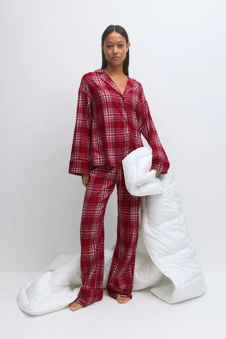 Chemise de pyjama à manches longues à carreaux rouges et blancs et pantalon de pyjama à jambes larges assorti.