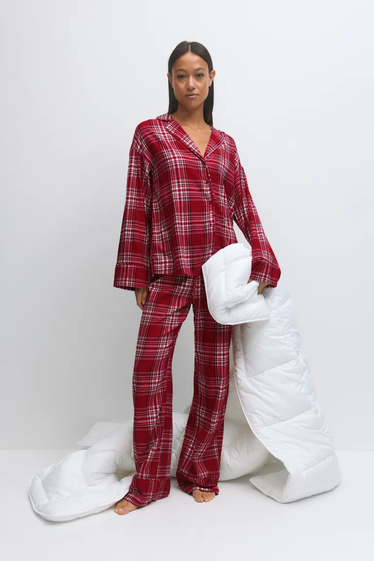 Rød- og hvidternet langærmet pyjamasskjorte med krave og matchende pyjamasbukser med brede ben.