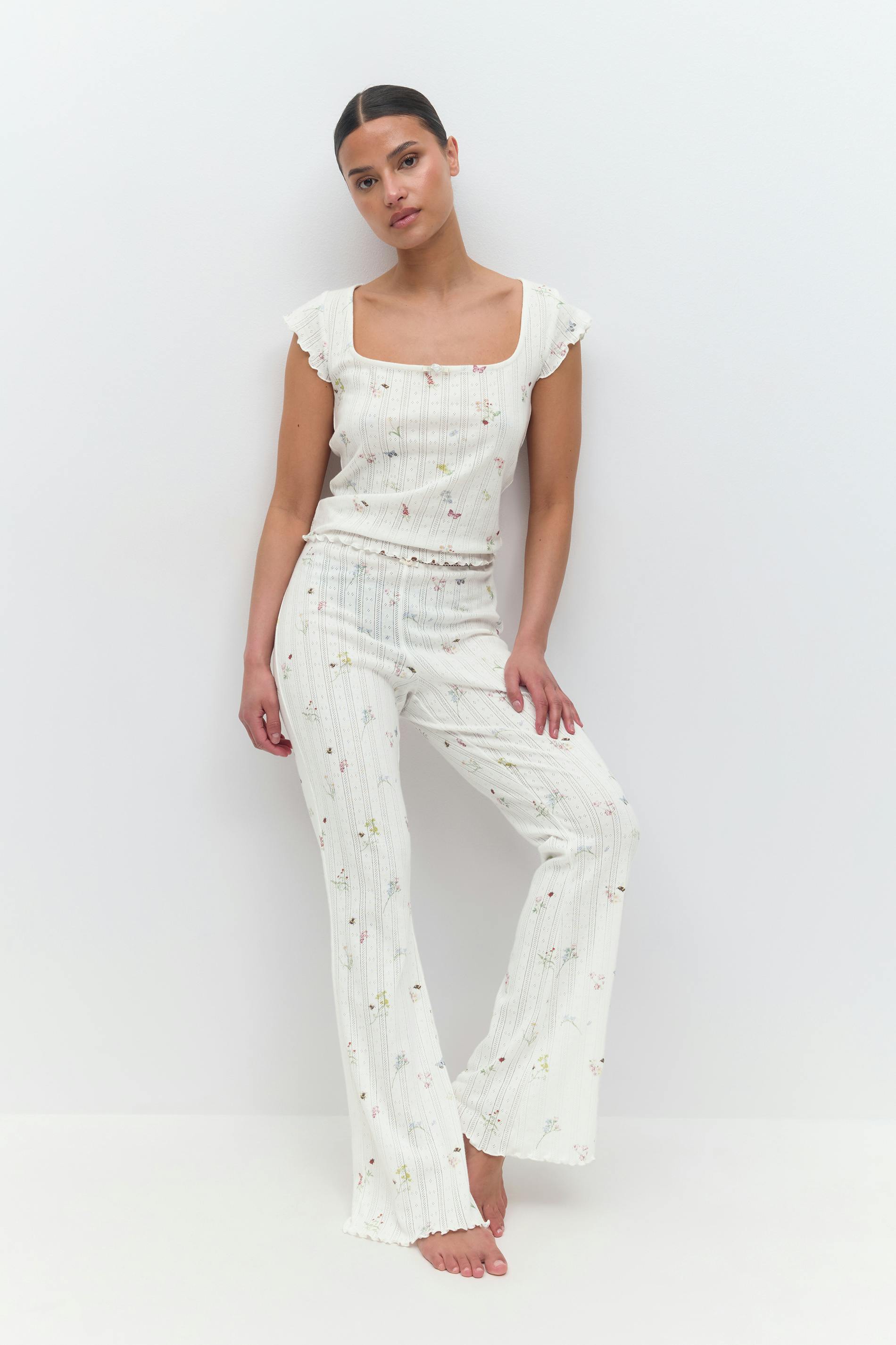 Läs mer om Gina Tricot - Pointelle trousers - byxor - Vit - M - Dam