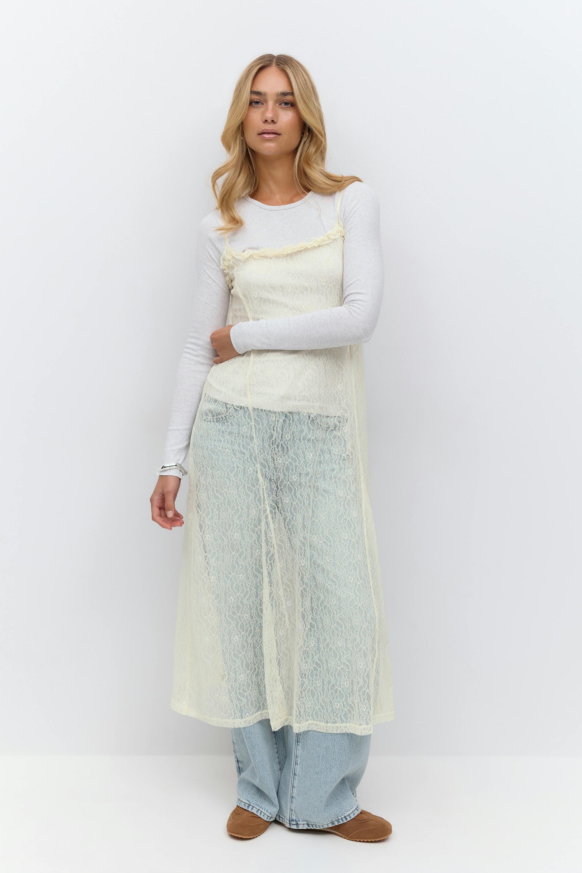 Läs mer om Gina Tricot - Lace slip dress - klänningar - Vit - S - Dam