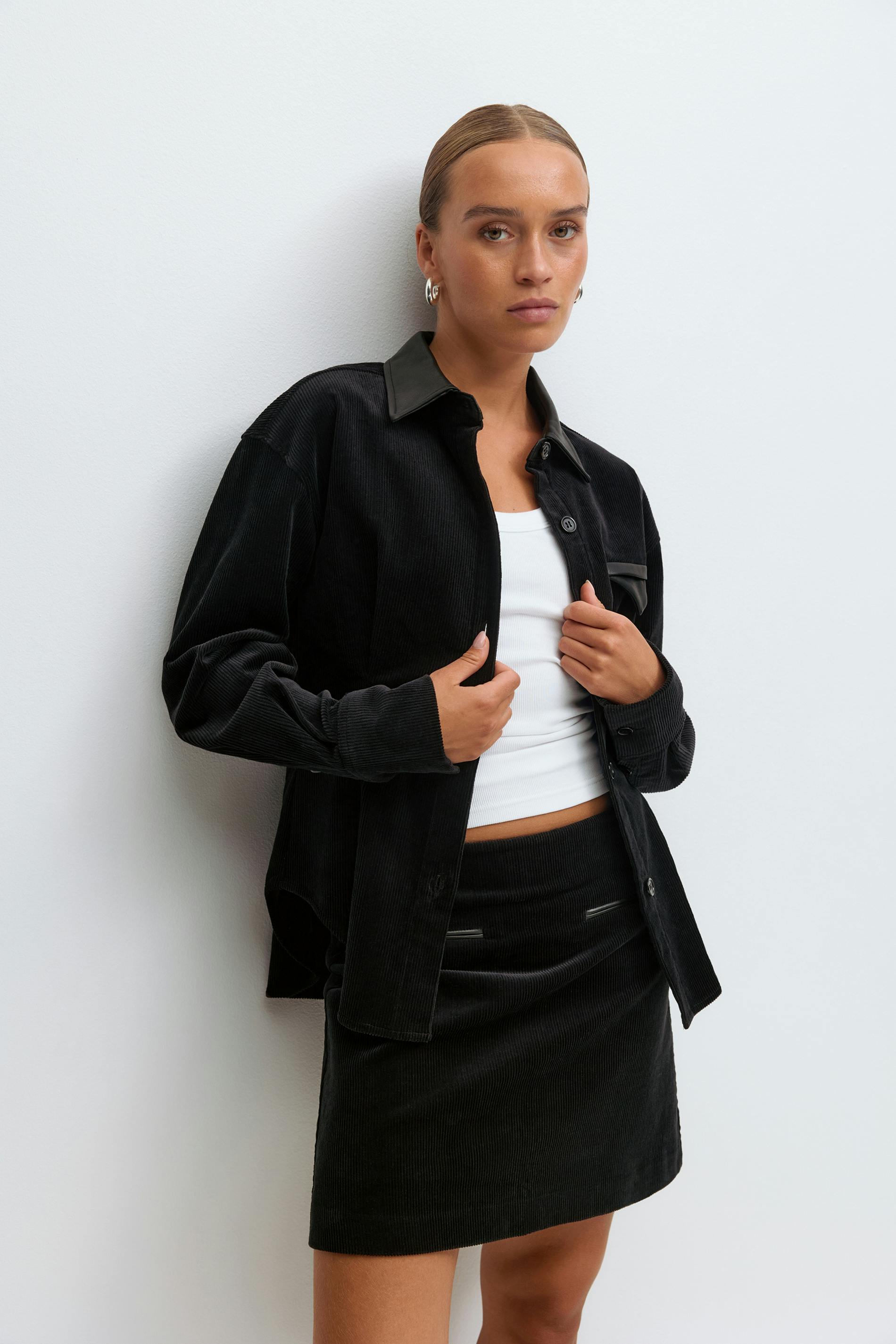 Gina Tricot - Corduroy shirt - Paitapuserot - Musta - S - Naiset