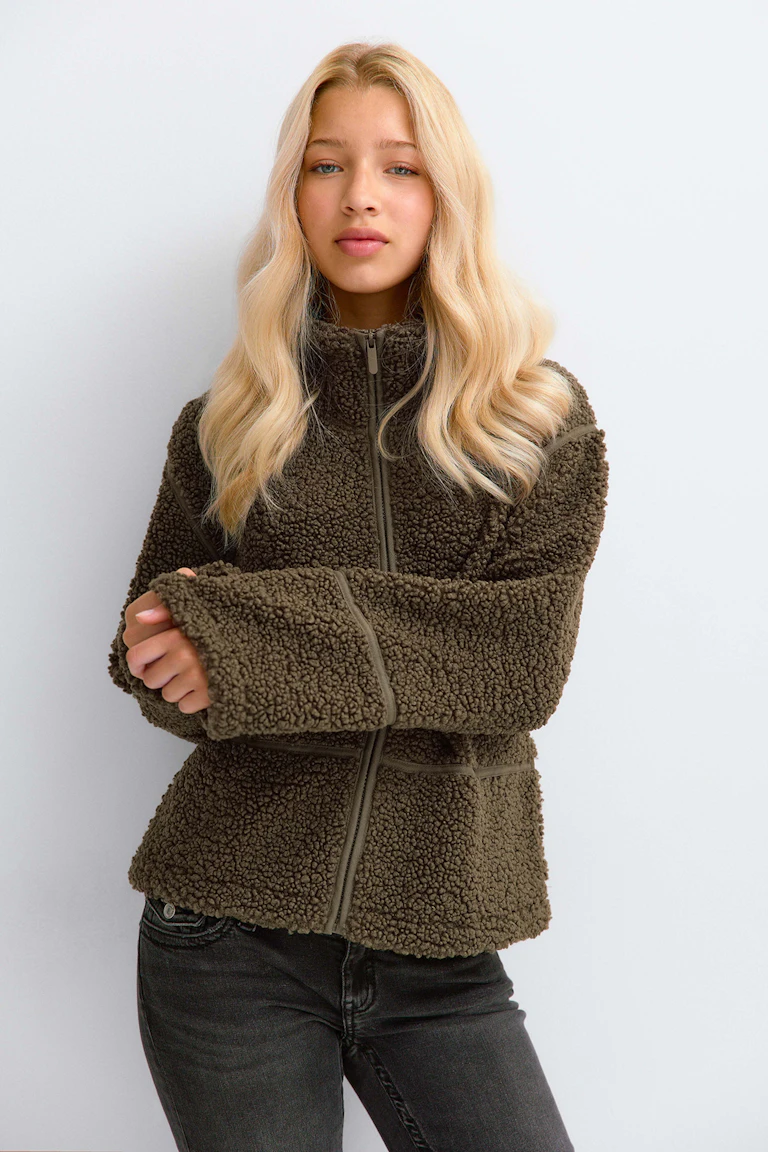 Olivgrüne Fleecejacke mit Reißverschluss.
