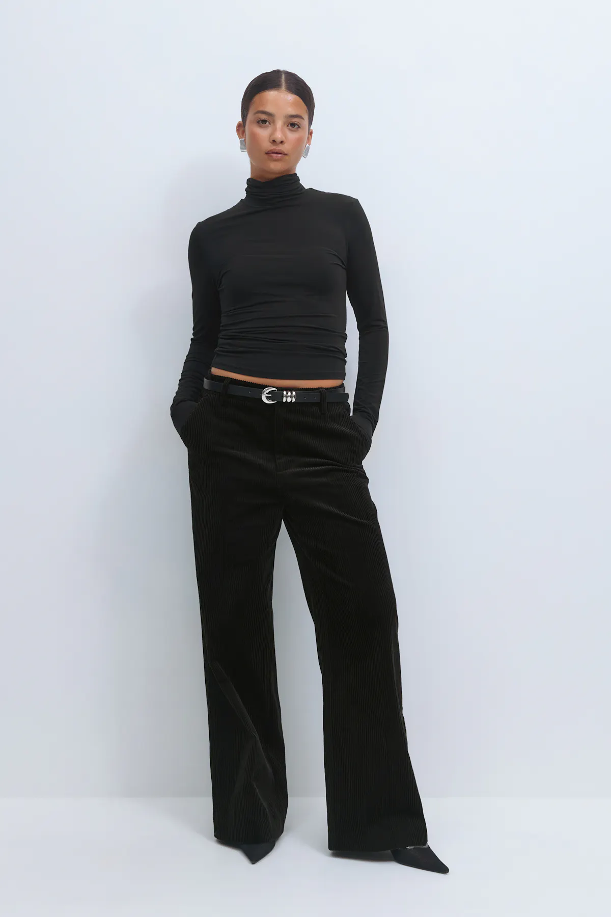 Corduroy high waist trousers — byxor med fickor från Gina Tricot