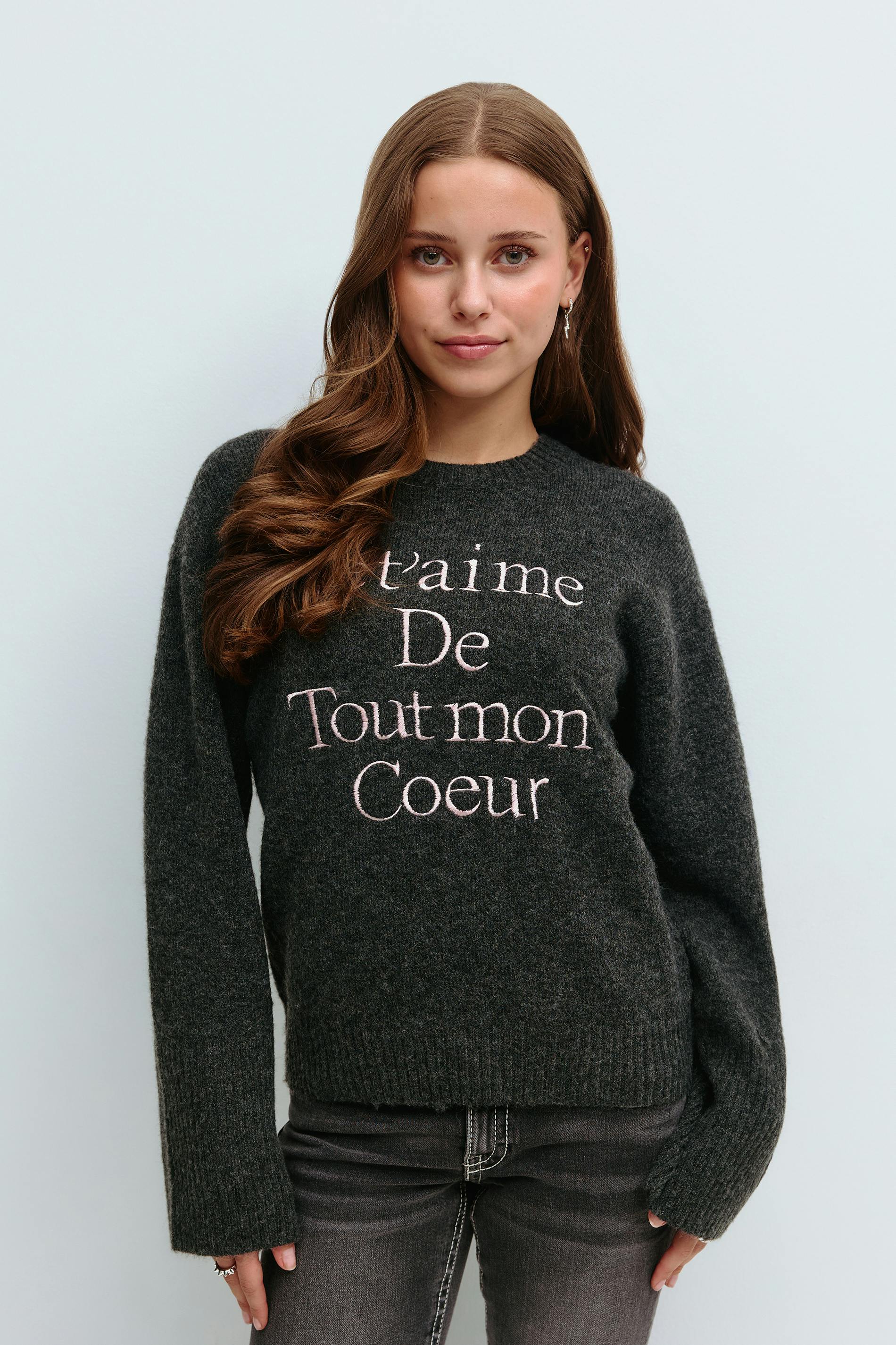 Läs mer om Gina Tricot - Y knitted embroidery sweater - överdelar - Svart - 158/164 - Tjej