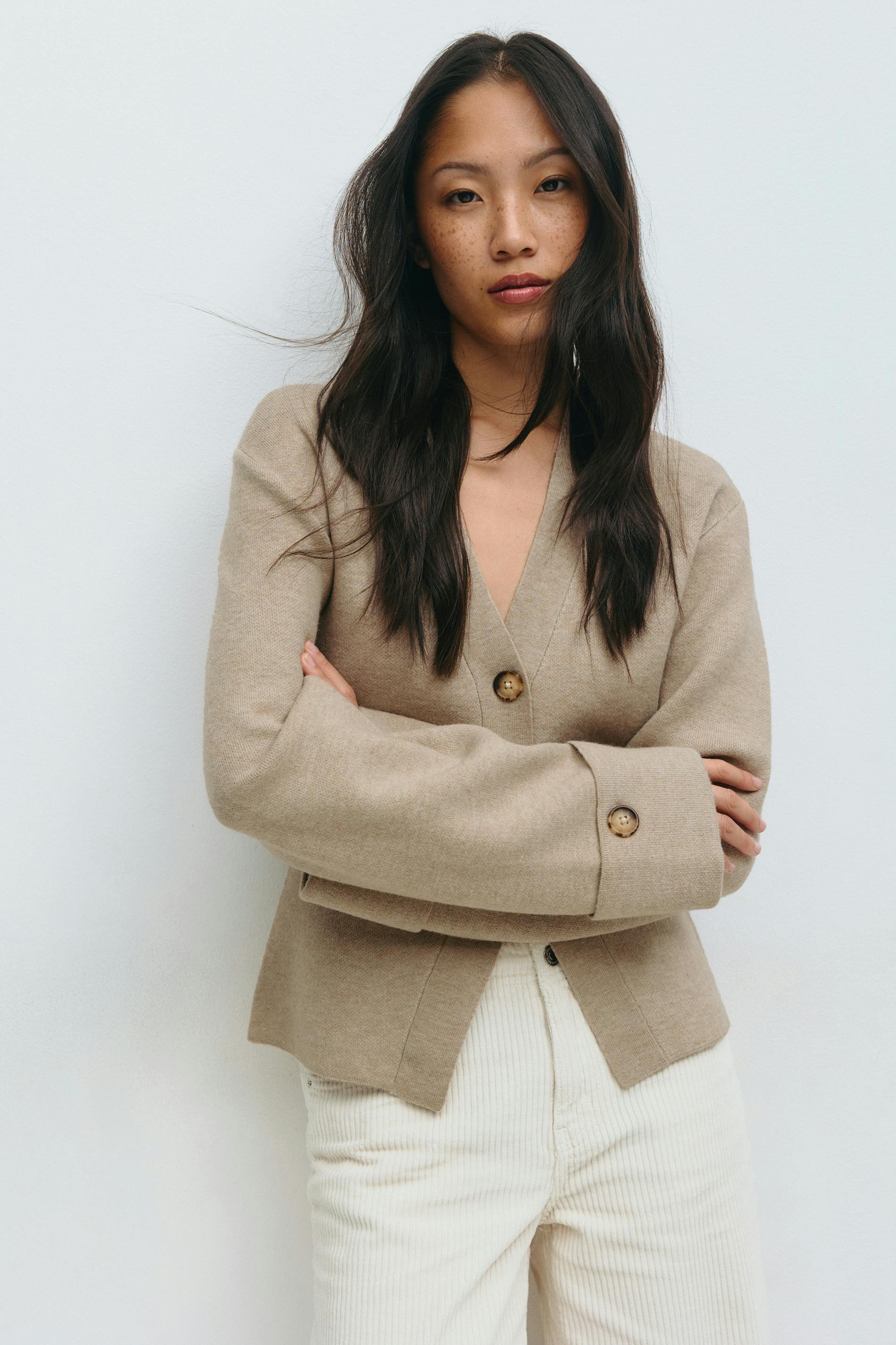Asymmetric knitted cardigan - White - Women - Gina Tricot