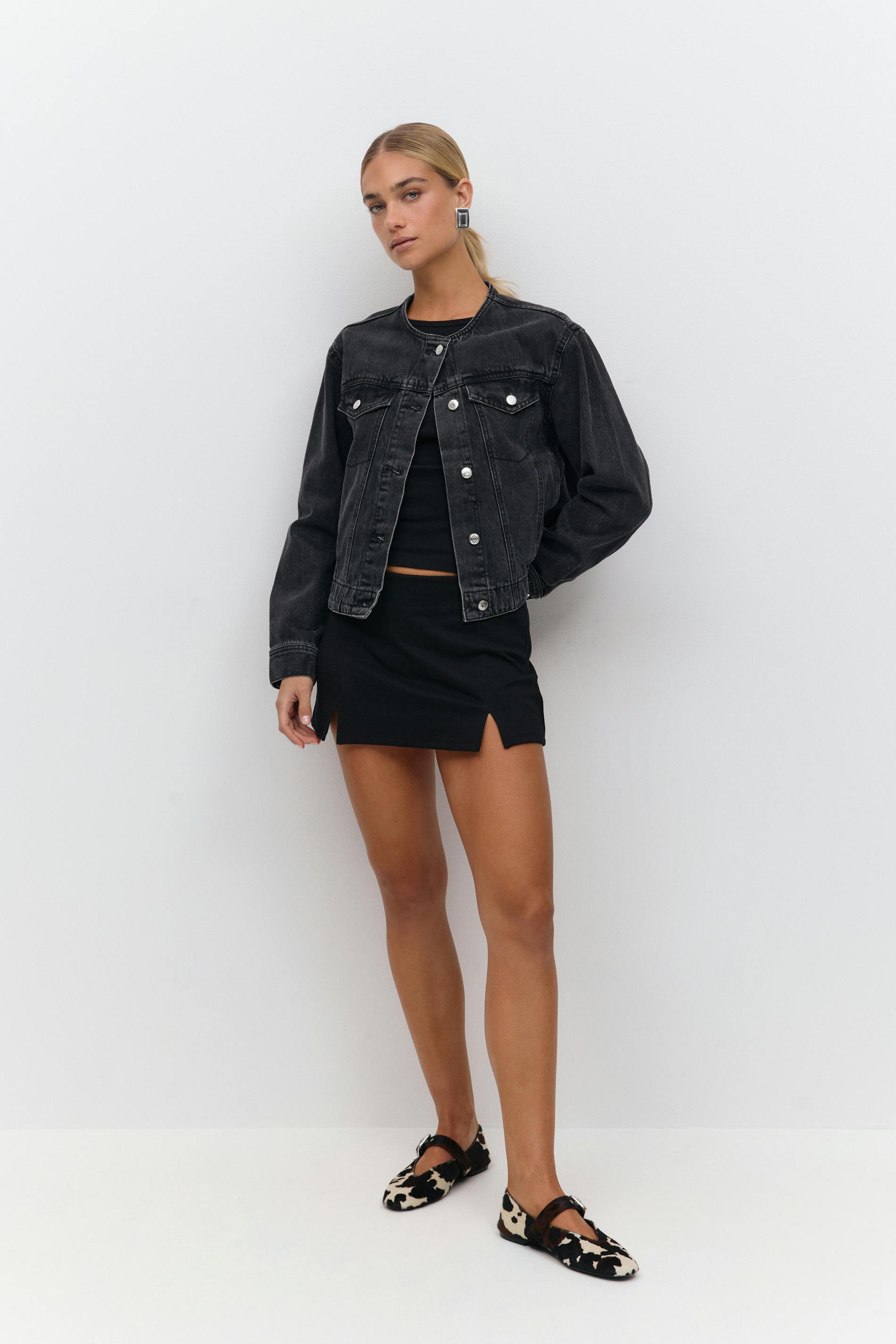 Läs mer om Gina Tricot - Slit detail skort - shorts - Svart - L - Dam