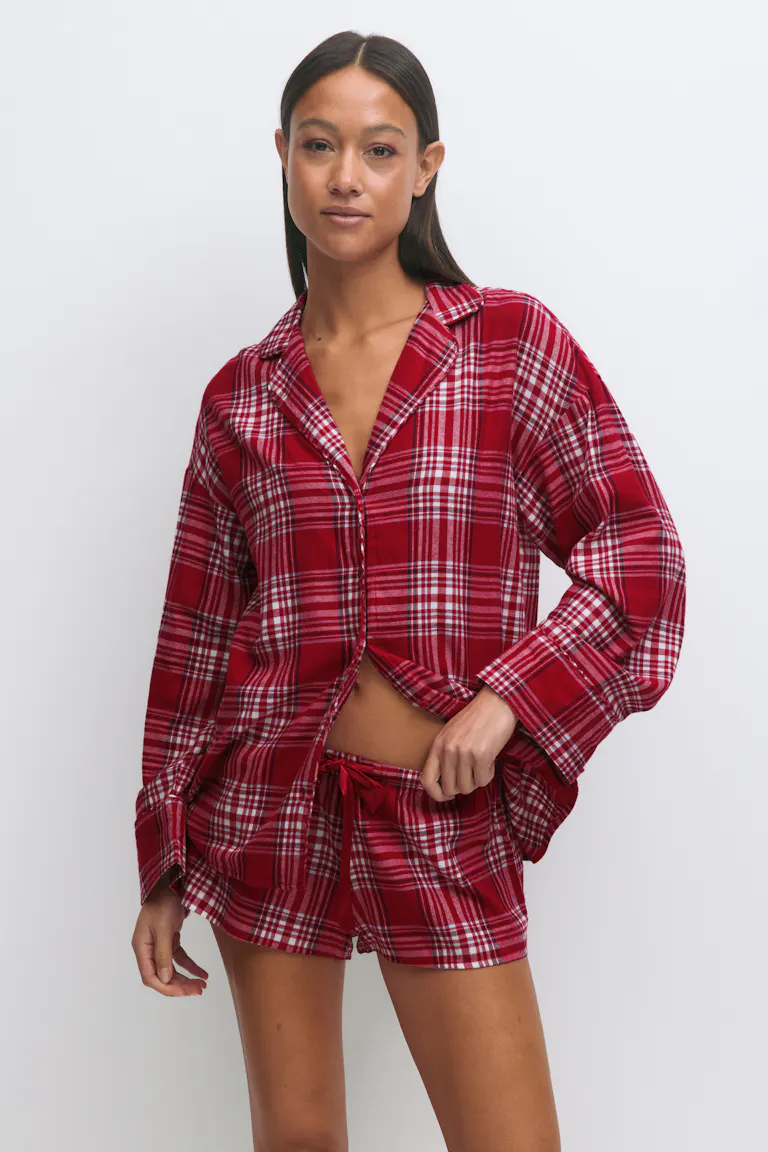 Rood met wit geruit pyjamashirt met lange mouwen en knoopsluiting en bijpassende korte broek met trekkoord.