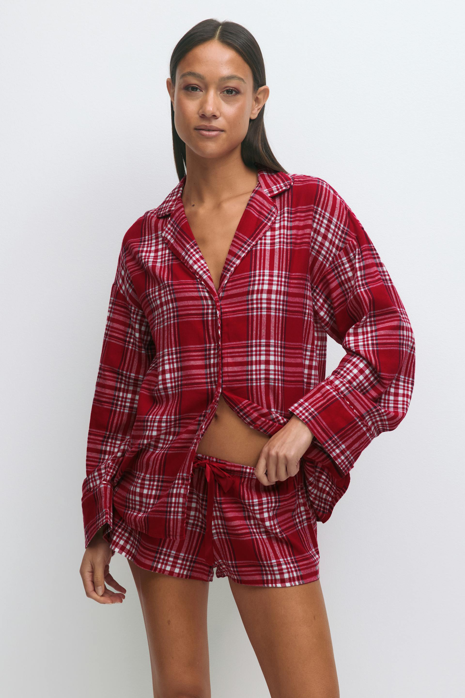 Rot-weiß kariertes, langärmeliges, geknöpftes Pyjamahemd mit passenden Shorts mit Kordelzug.