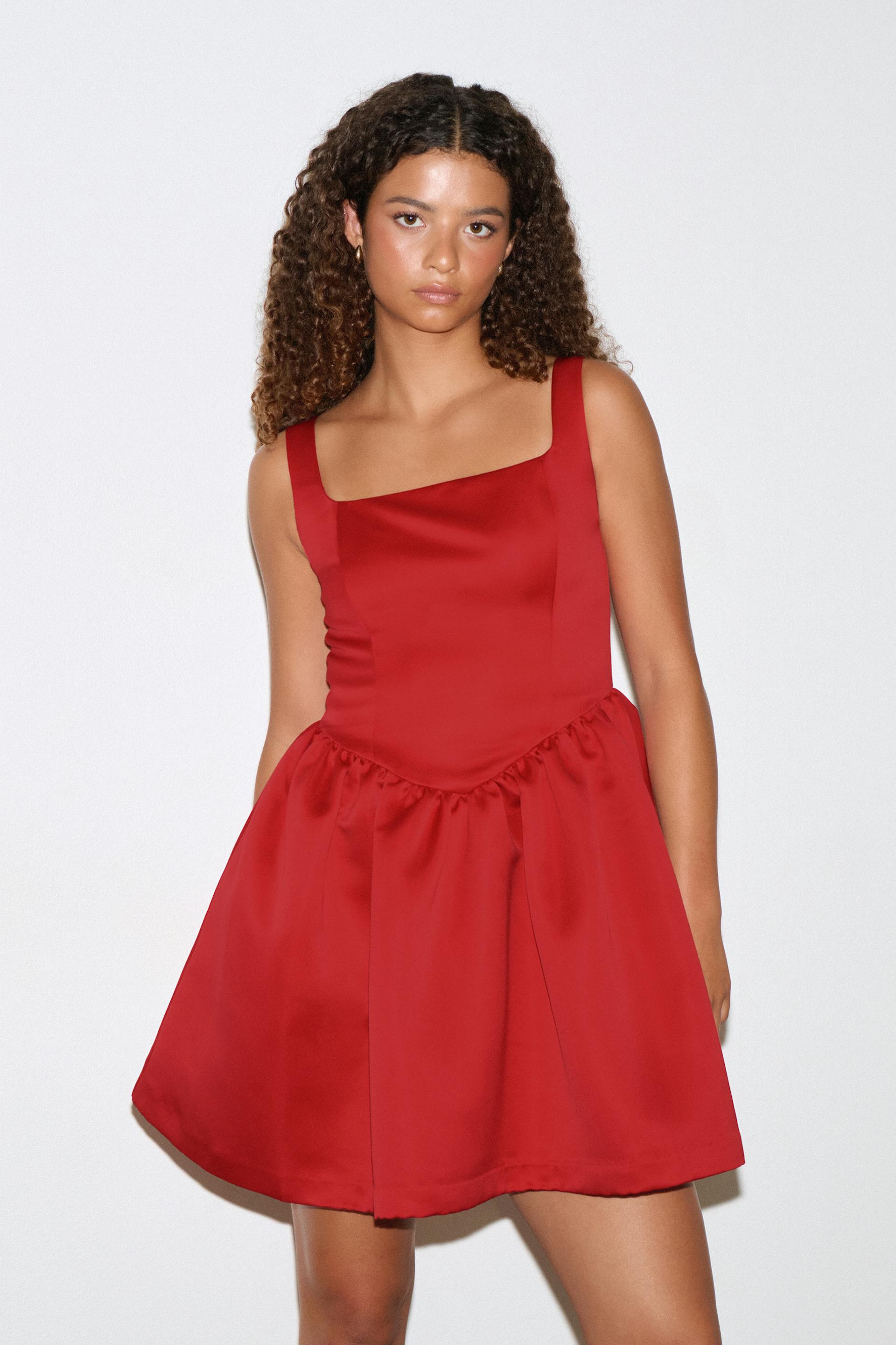 Ärmelloses Minikleid aus rotem Satin mit breiten Trägern, quadratischem Ausschnitt, tailliertem Mieder und gerafftem Rock in A-Linie.