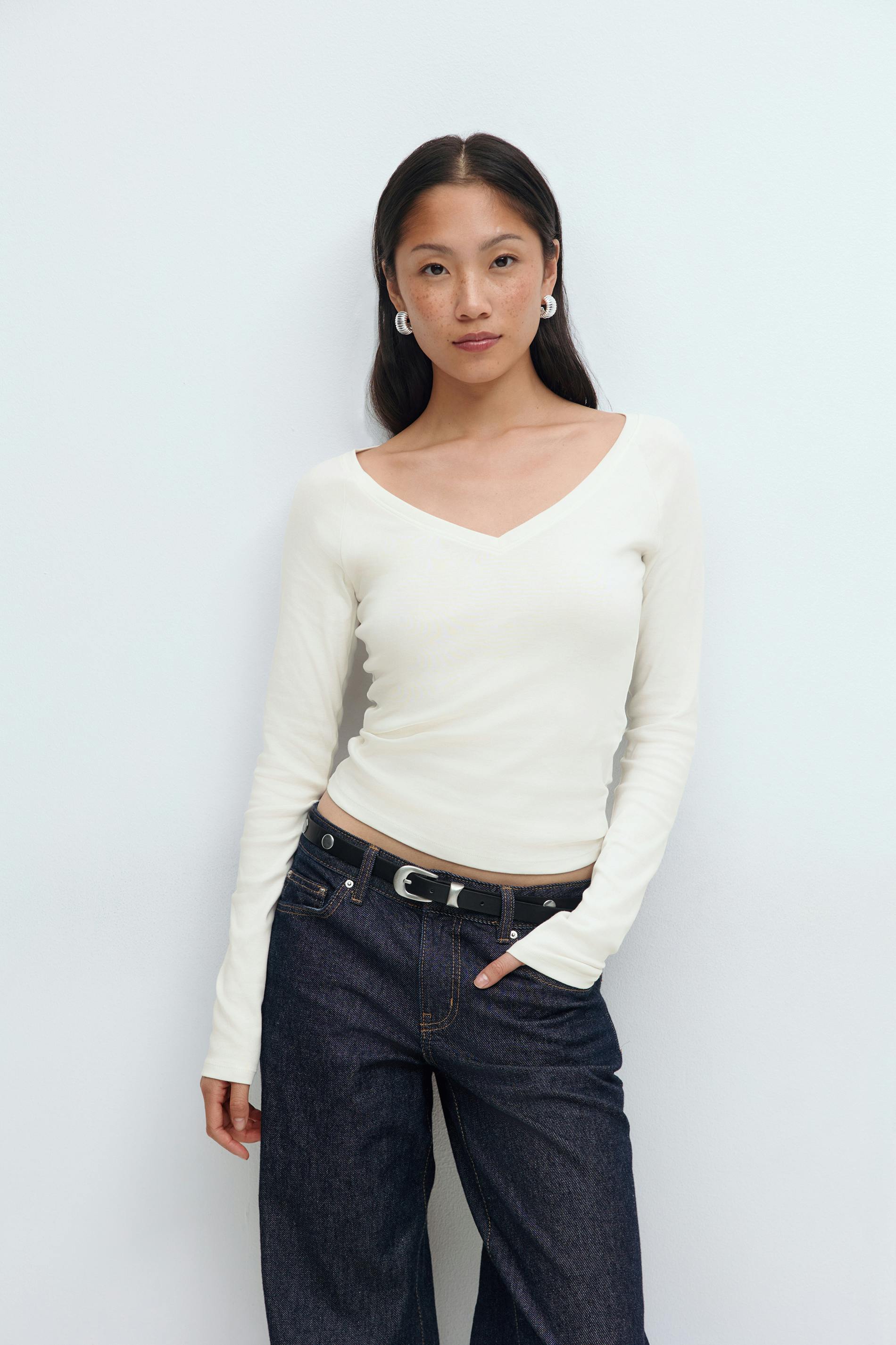Läs mer om Gina Tricot - V-neck top - Långärmade toppar - Vit - S - Dam