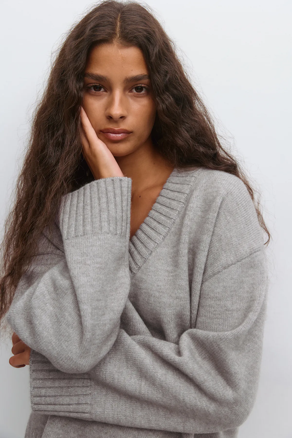 V-neck knitted sweater - Grey - Women - Gina Tricot