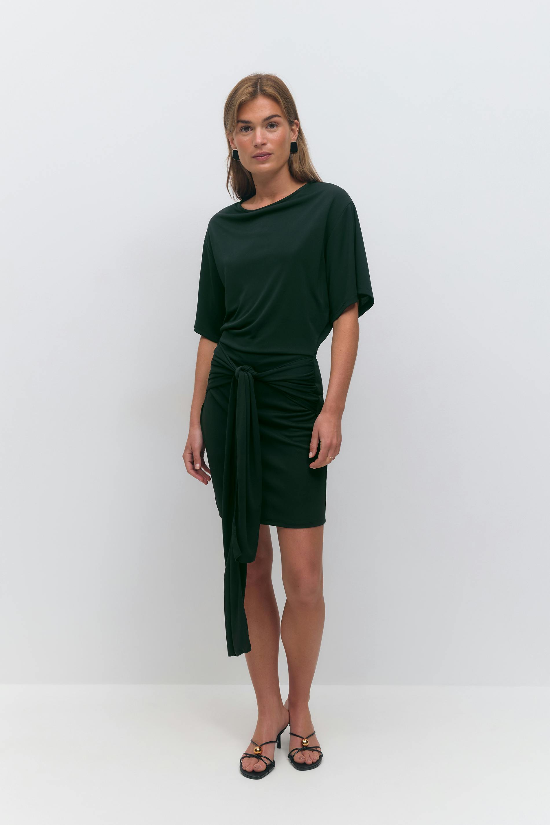 Läs mer om Gina Tricot - Tie shortsleeve dress - midiklänningar - Svart - XL - Dam