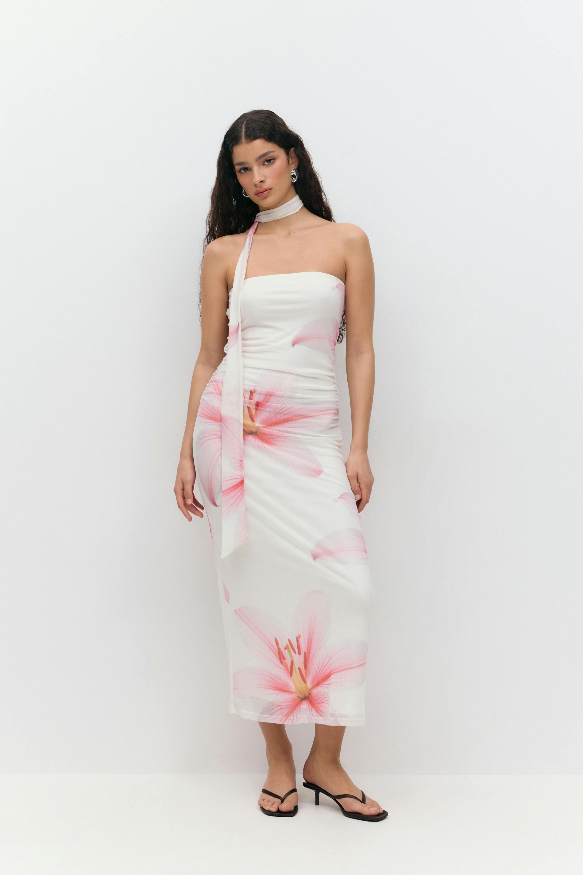 Läs mer om Gina Tricot - Midi scarf dress - blommiga klänningar - Vit - S - Dam