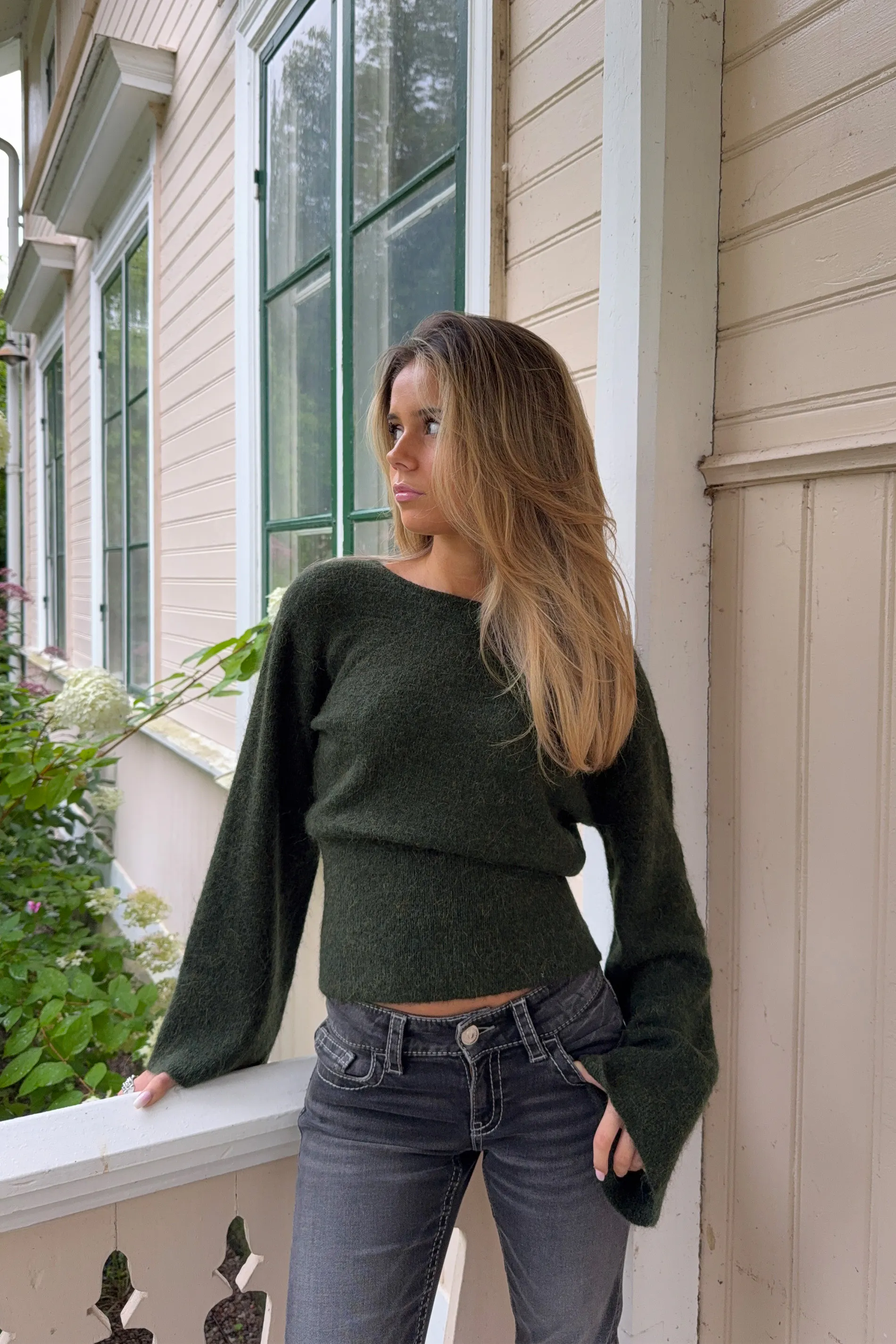 Y shaped knitted sweater
