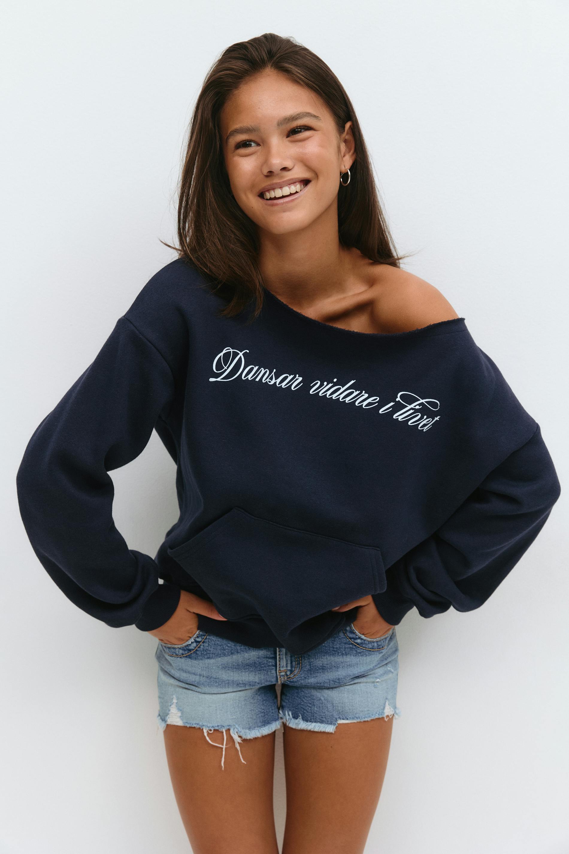 Gina Tricot - Y off shoulder sweater - tops - Blauw - 158/164 - Meisje