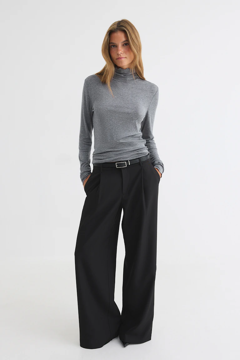 ID 341473: Grå rullekravebluse med sorte bukser med brede ben og et sort bælte. StyleColorSupplier 13146.