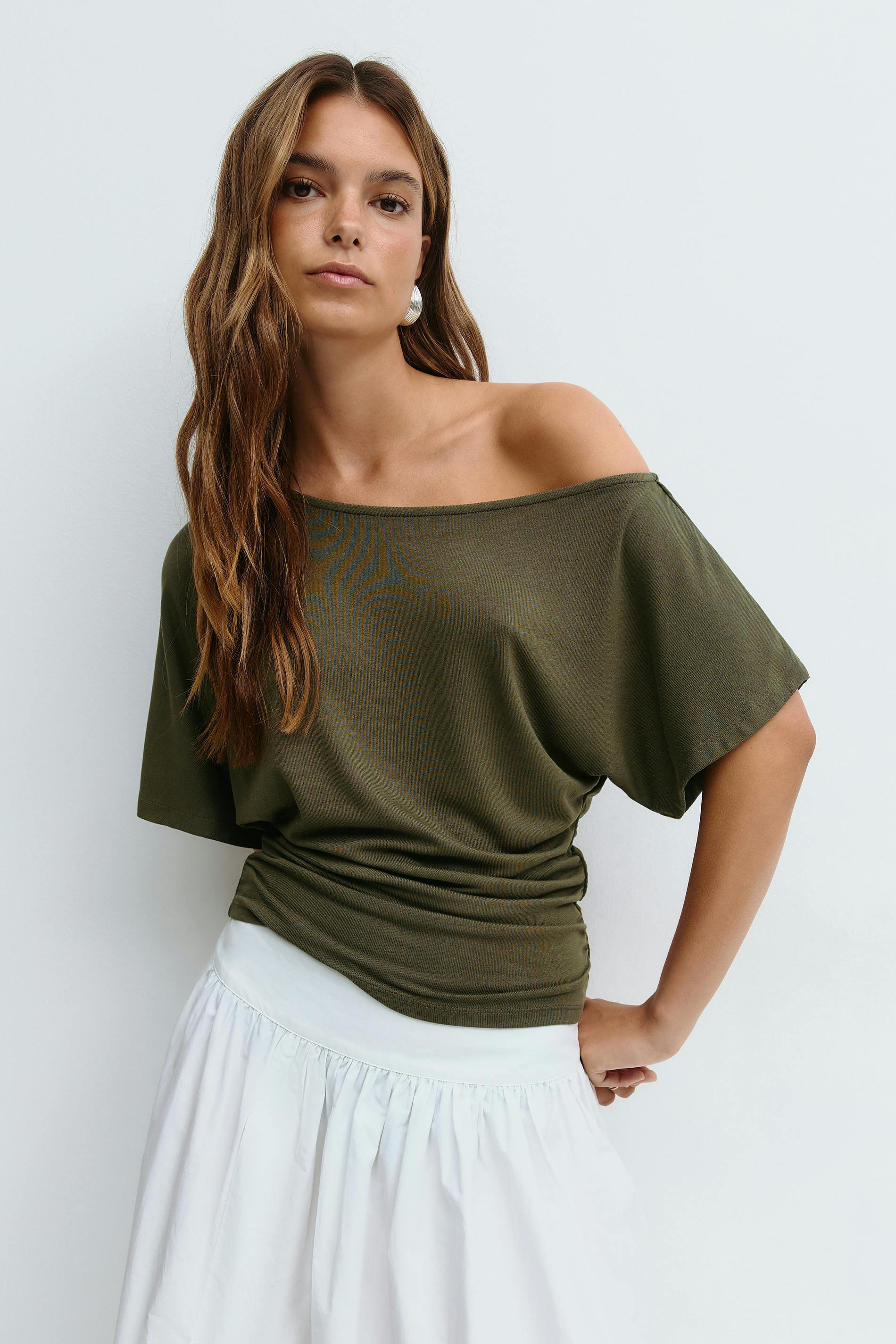 Sloped shoulder top - Green - Women - Gina Tricot