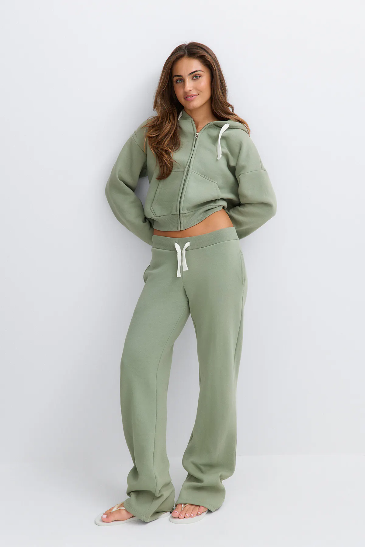 Low waist sweatpants — byxor med fickor från Gina Tricot