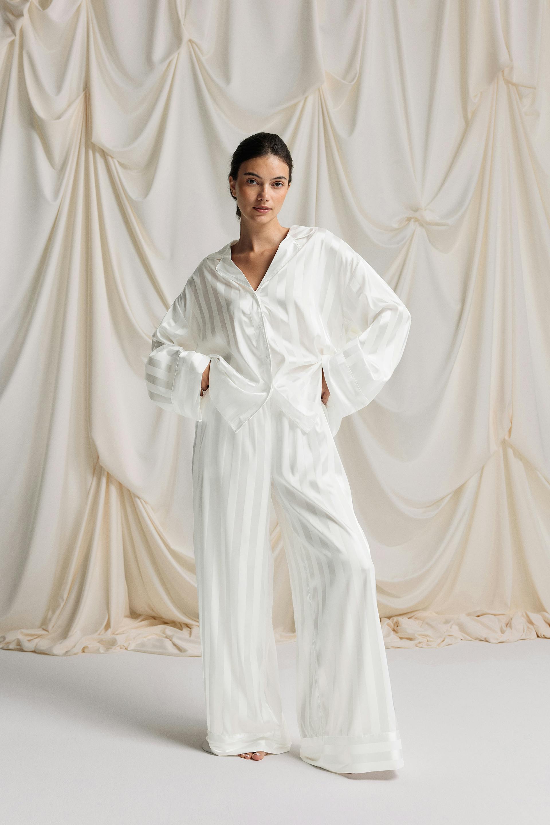 Pyjamassæt i hvid satin med tonale striber: overdimensioneret langærmet button-down-skjorte med hakket krave og matchende bukser med vide ben.