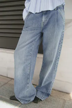Pleated Slouchy Jeans