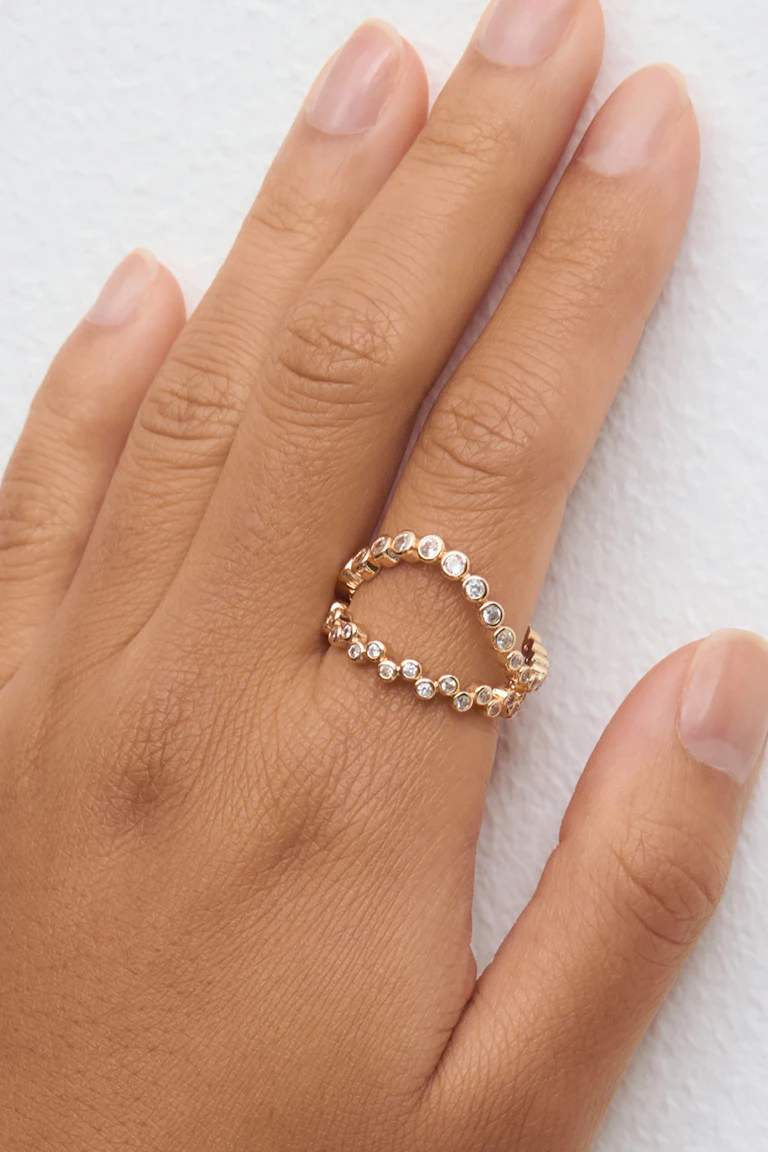 Bague en or à double rangée ouverte, sertie de pierres précieuses rondes et transparentes.