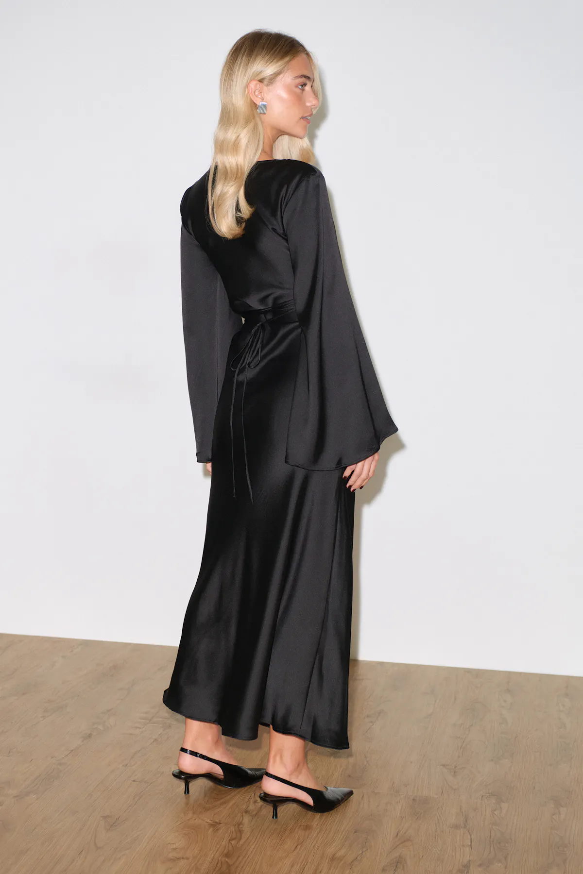 Satin wide sleeve maxi dress - Black - Women - Gina Tricot