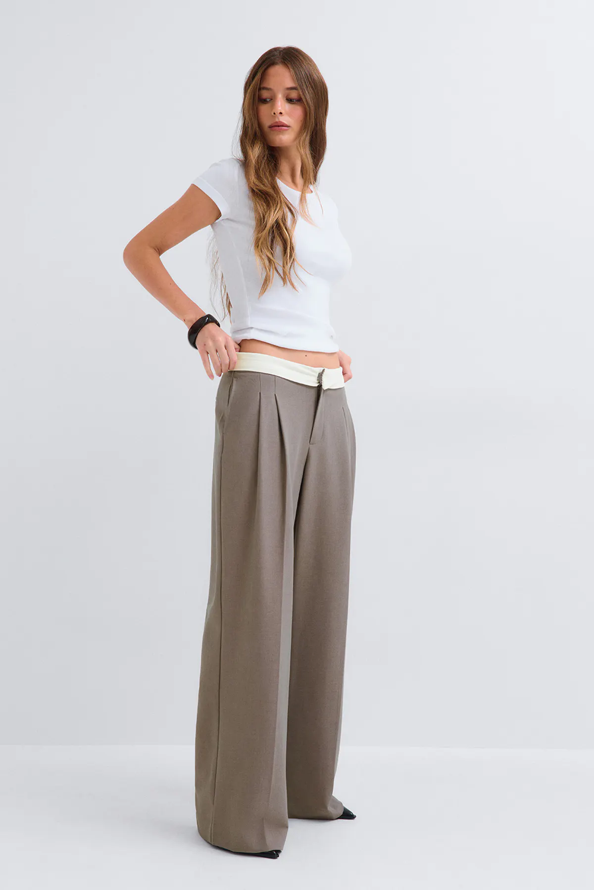 Mid wide pleated trousers — byxor med fickor från Gina Tricot