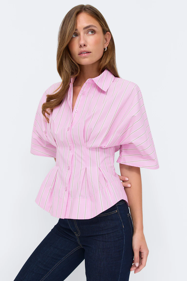 Rosa, kortermet bluse med kort krage, vertikale hvite nålstriper og en innsvingt, plissert midje, kombinert med lyse jeans med avslappet passform.