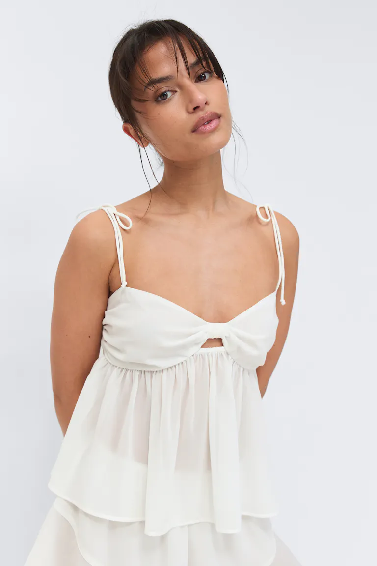 Ivoor gestreepte chiffon babydoll jurk met verstelbare schouderbandjes, geknoopt sweetheart lijfje en kleine uitsnede onder de borst.