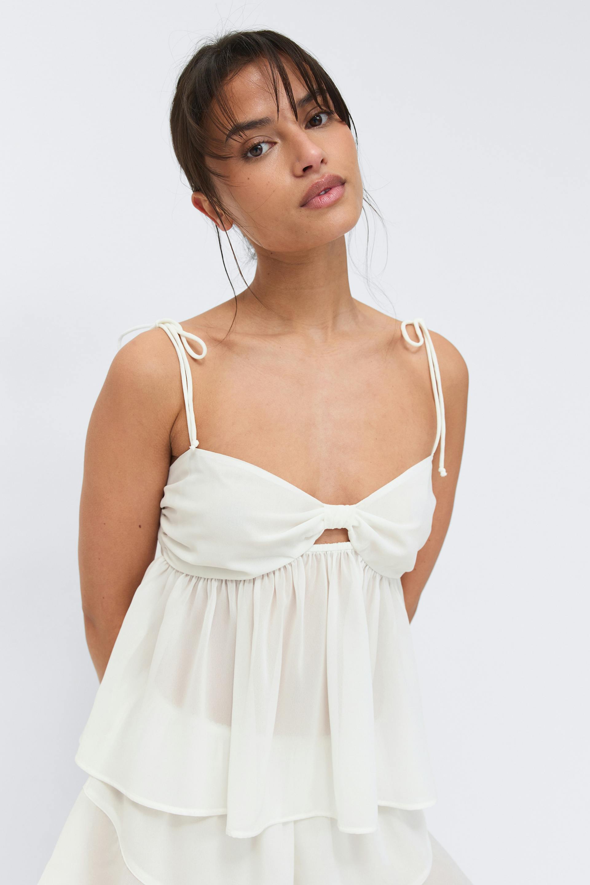Ivoor gestreepte chiffon babydoll jurk met verstelbare schouderbandjes, geknoopt sweetheart lijfje en kleine uitsnede onder de borst.