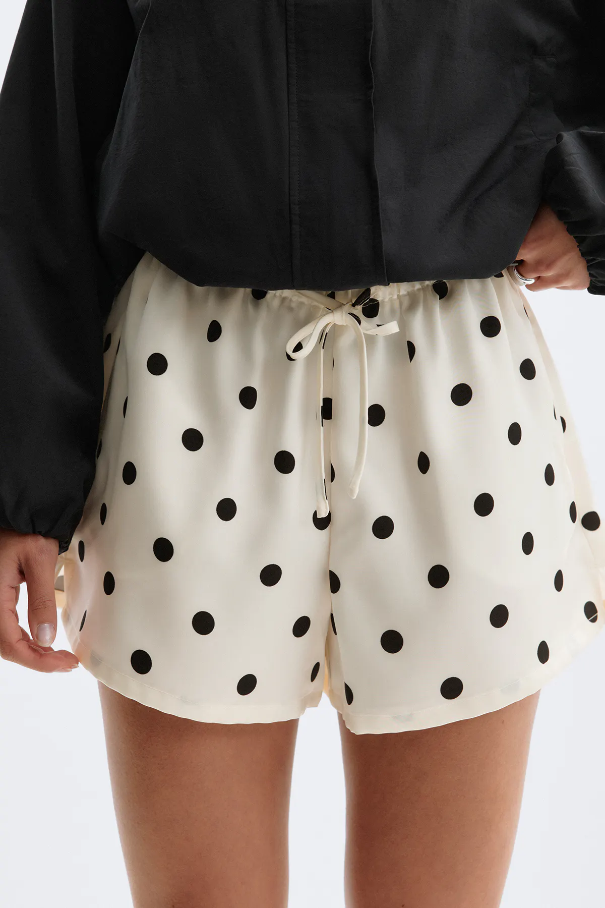 Gina Tricot - Satin drawstring shorts - Korte broeken - Zwart - M - Dames