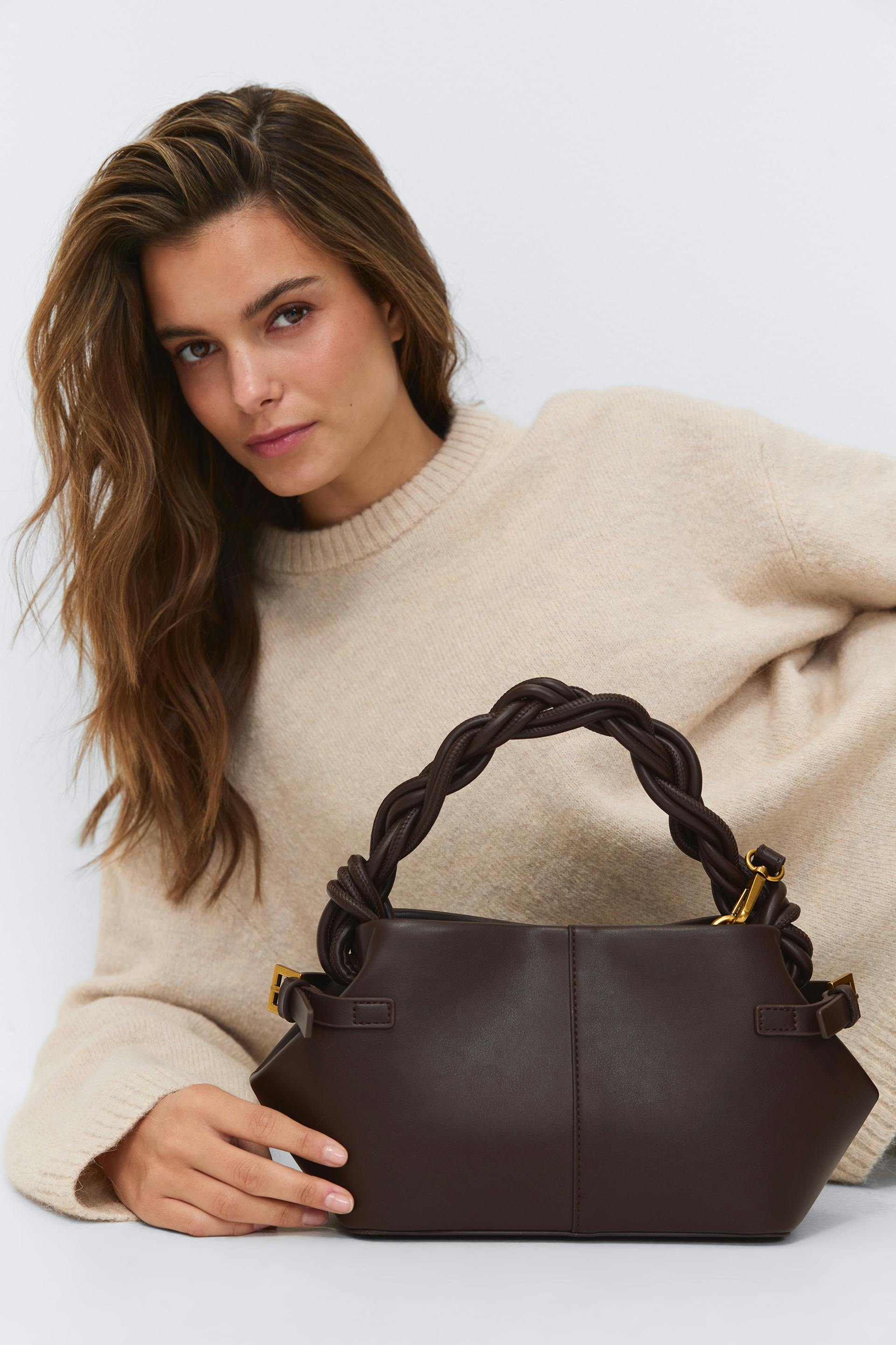 Beige, avslappet, rundhalset genser i myk strikk med lange ermer.