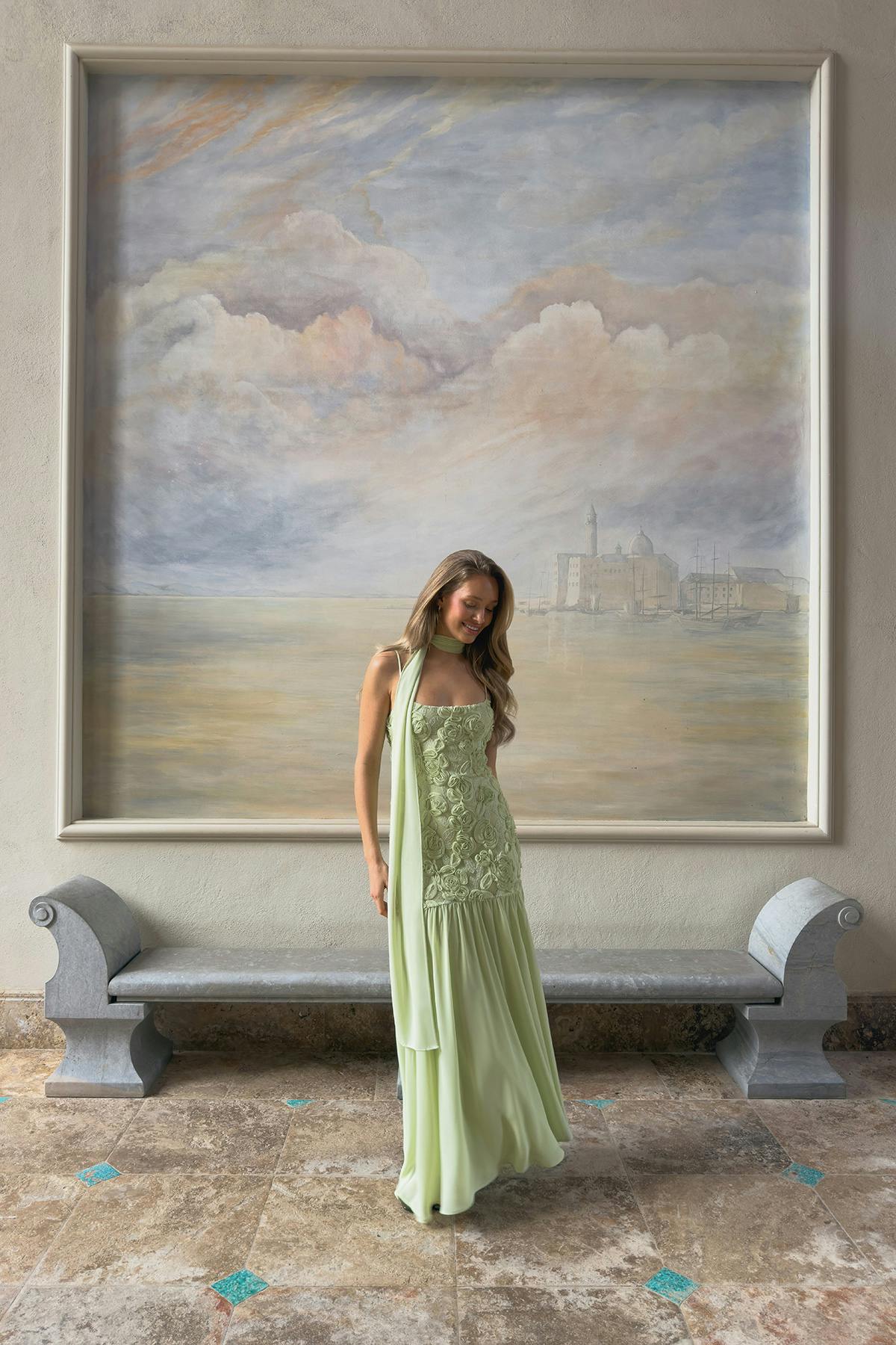 Hihaton vaalean salvianvihreä lattiamekko, jossa on kukkapitsinen liivi, ohuet olkaimet, virtaava sifonkihame ja kaulan ympärille pujotettu pitkä sifonkihuivi.