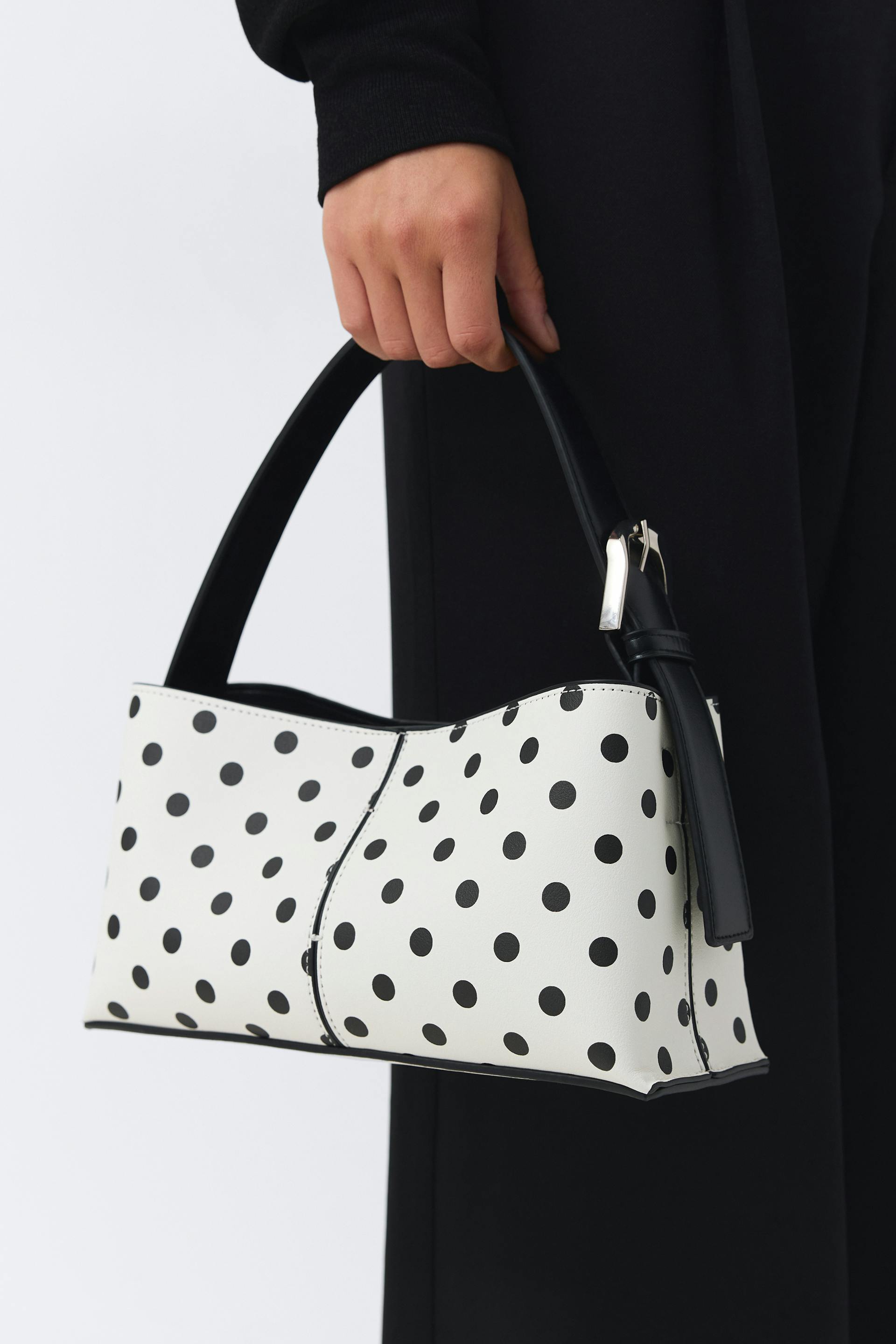 Schwarzes langärmeliges Oberteil mit schwarzer Unterhose.