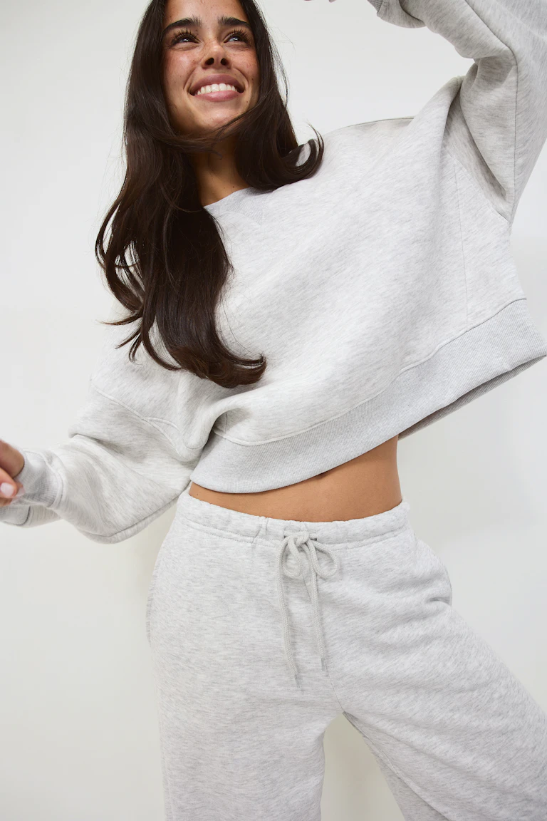 Lys lyngggrå sweatshirt med rund hals, ribbestrikket nederkant og lange ermer, kombinert med matchende lyngggrå sweatpants med snøring og elastisk linning.