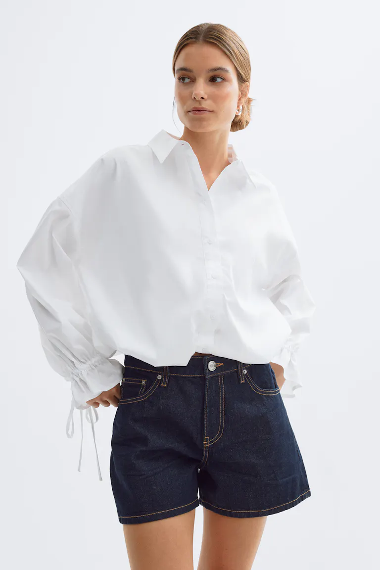 Överdimensionerad vit skjorta med button-down-krage och långa manschetter med dragsko kombinerat med denimshorts i mörk indigo med kontrastsömmar.
