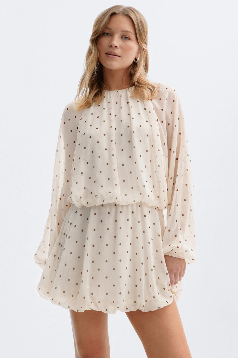 Donker ivoorkleurige chiffon mini-jurk met bruine stippen, een hoge, gerimpelde halslijn, lange blousonmouwen met elastische manchetten, elastiek in de blousontaille en een korte, licht volumineuze rok met bobbelzoom.