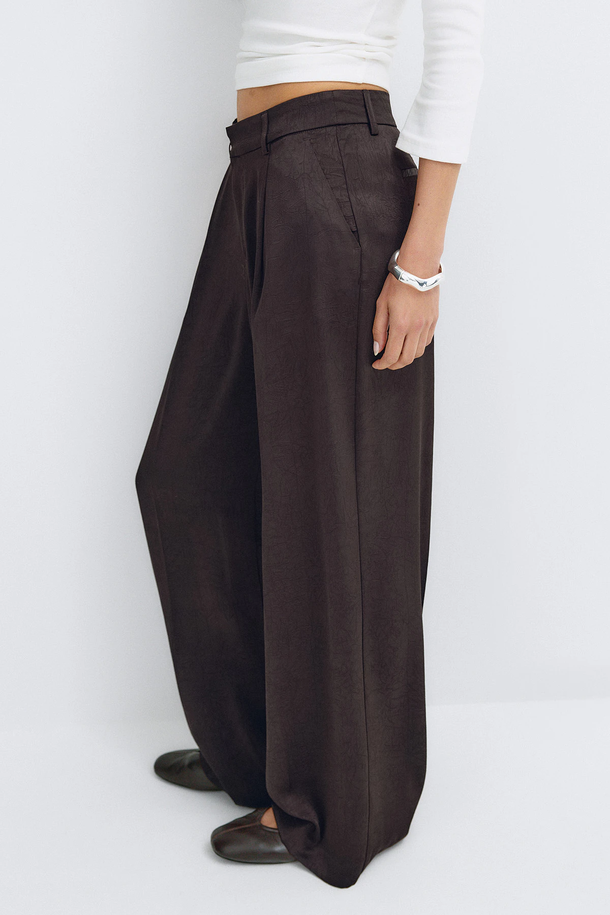 Gina Tricot Pleated satin trousers byxor dam – bild 2