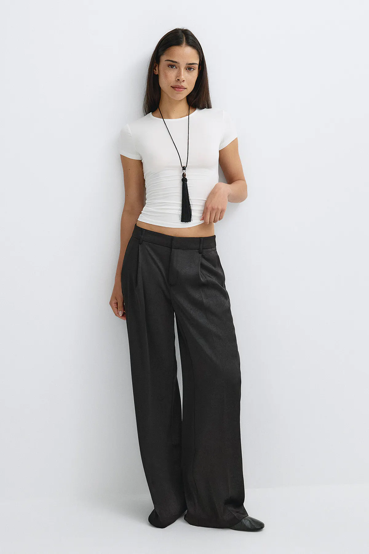 Pleated satin trousers — byxor med fickor från Gina Tricot