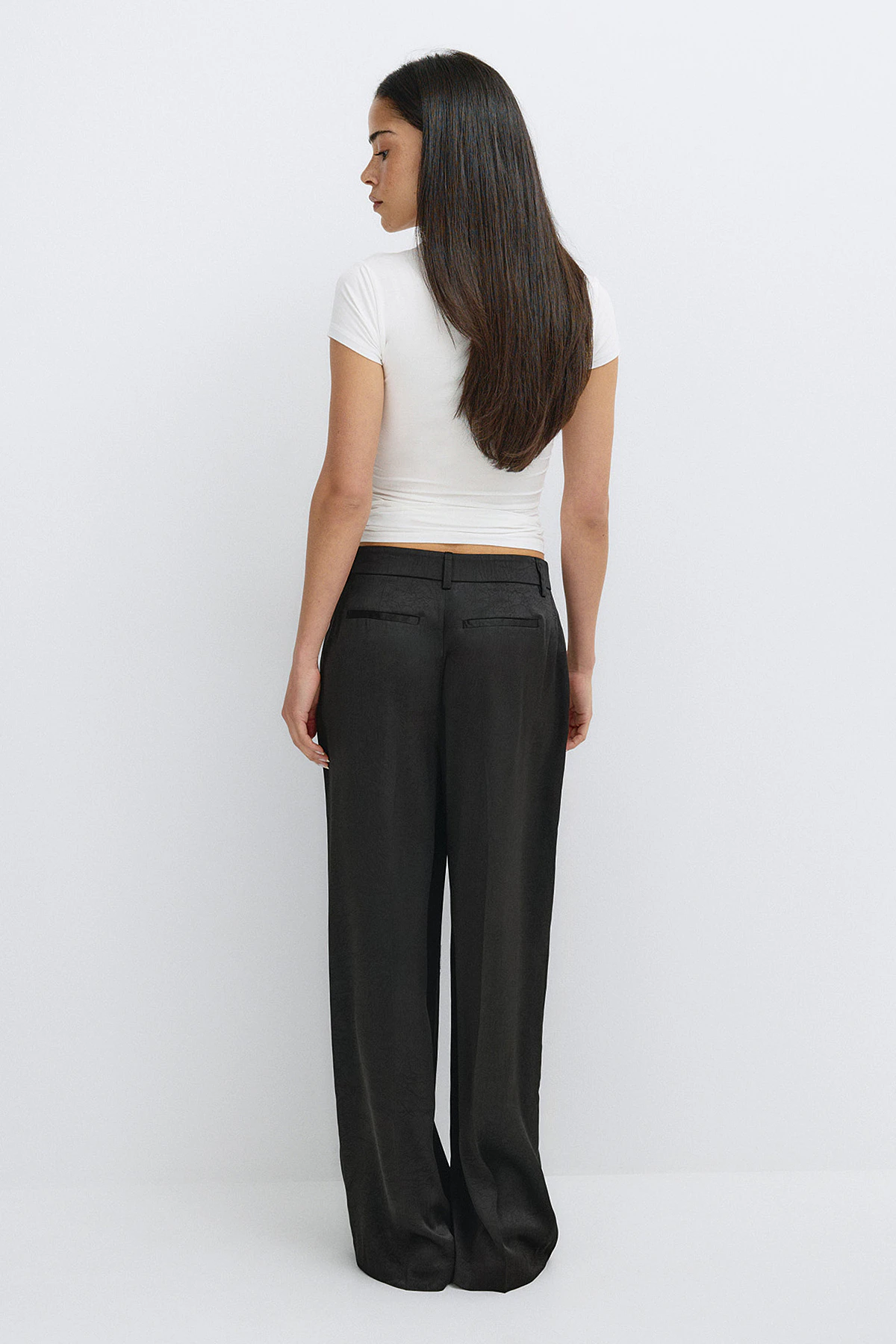 Gina Tricot Pleated satin trousers byxor dam – bild 3