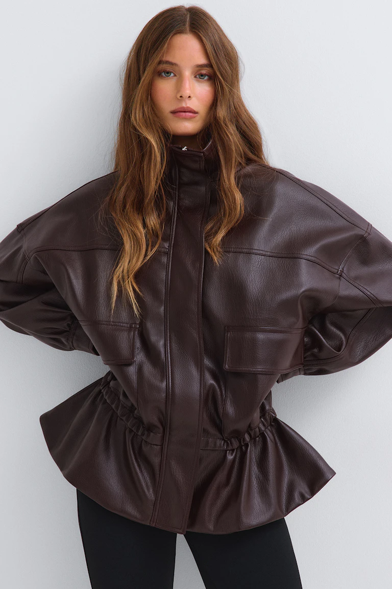 Dunkelbraune Kunstlederjacke mit hohem Kragen, Reißverschluss vorne, Pattentaschen und tailliertem Schnitt.