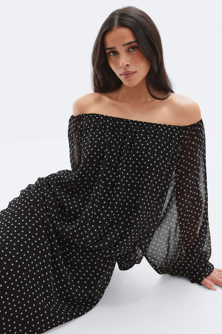 Schwarzes schulterfreies gepunktetes Kleid mit elastischem Halsausschnitt und durchsichtigen langen Läuferärmeln.