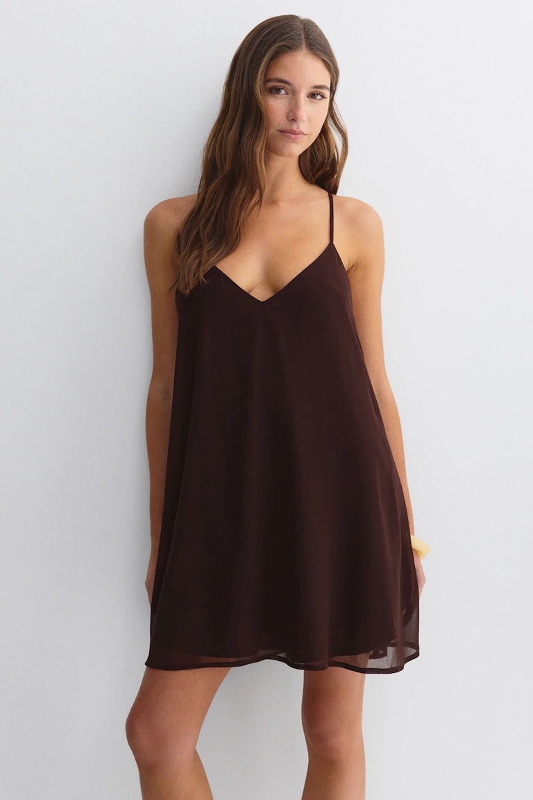 Dunkelbraunes, ärmelloses Slip-Kleid mit dünnen Spaghetti-Trägern, V-Ausschnitt und lockerem A-Linien-Saum über dem Knie.