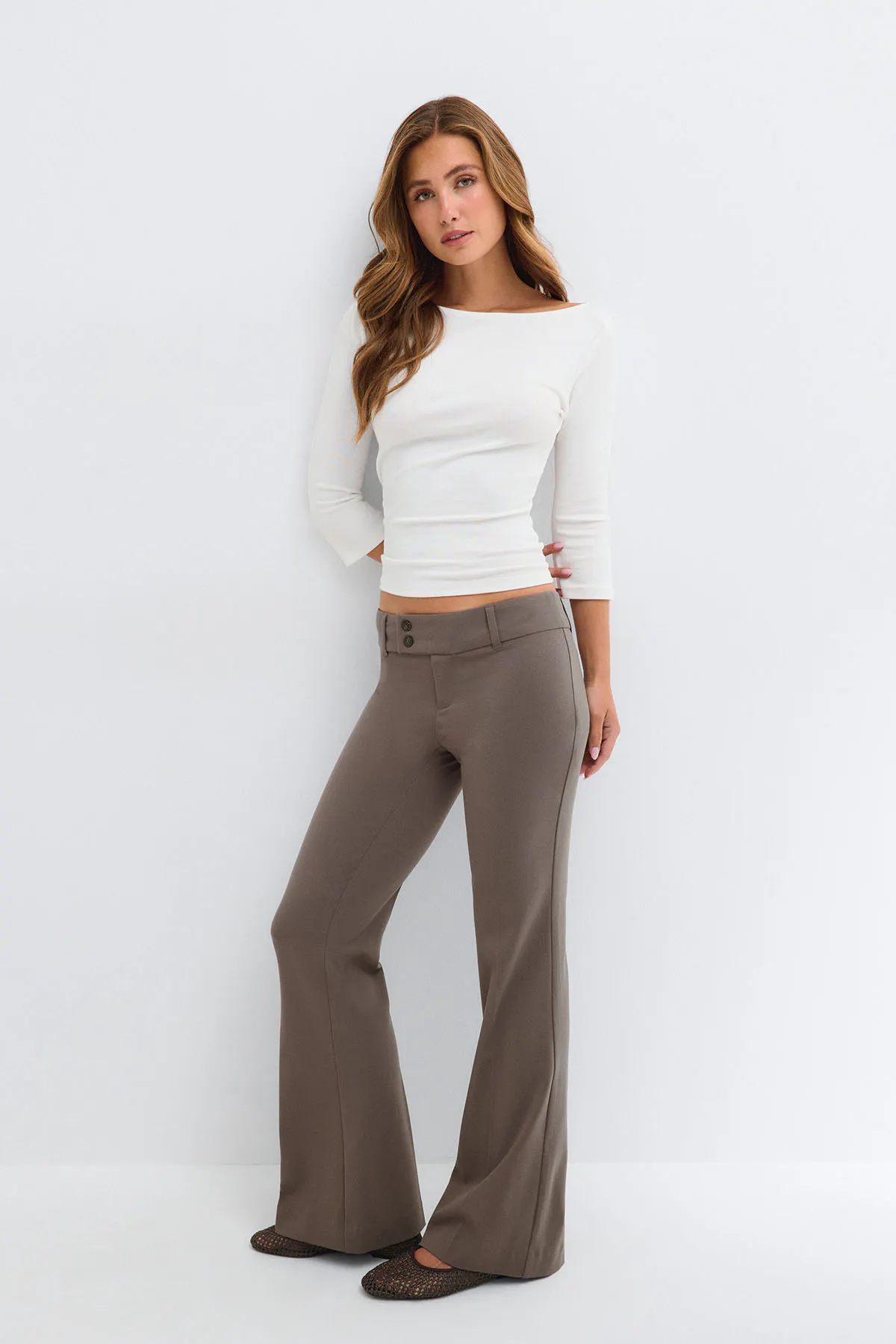 Sassy low bootcut trousers — byxor med fickor från Gina Tricot