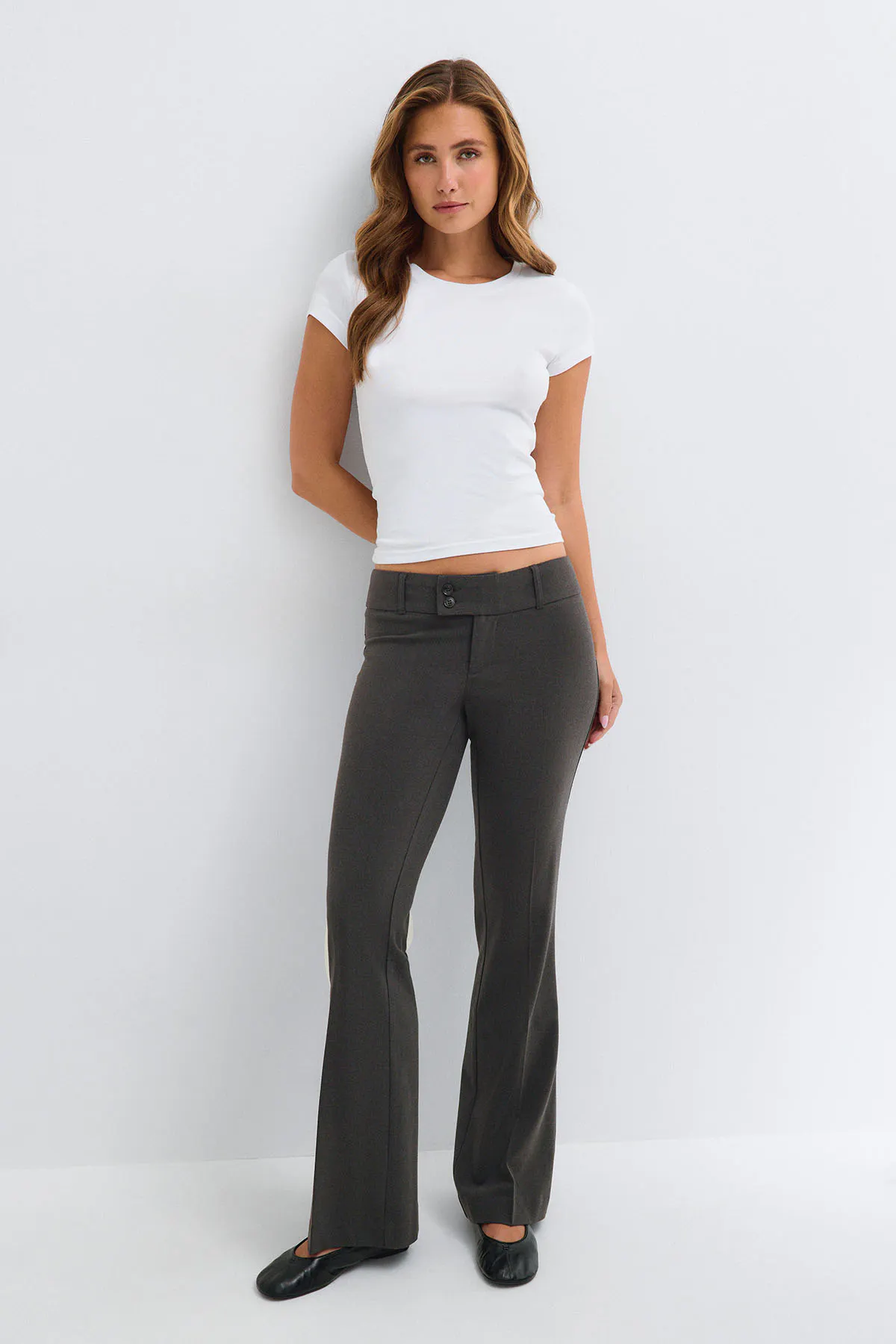 Sassy low bootcut trousers — byxor med fickor från Gina Tricot
