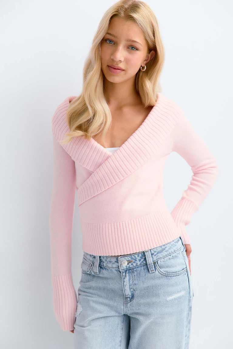 Pull rose à rayures, coupé en cache-cœur.