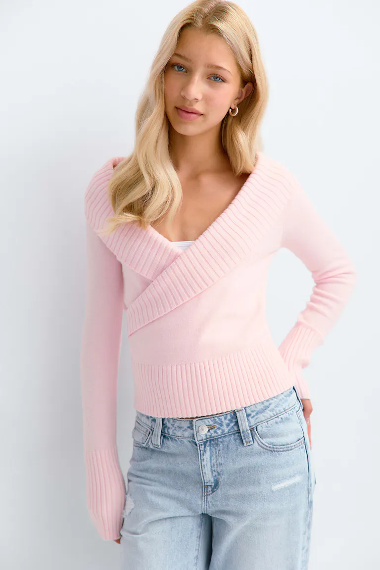 Rosa, gerippter Wickelpullover.
